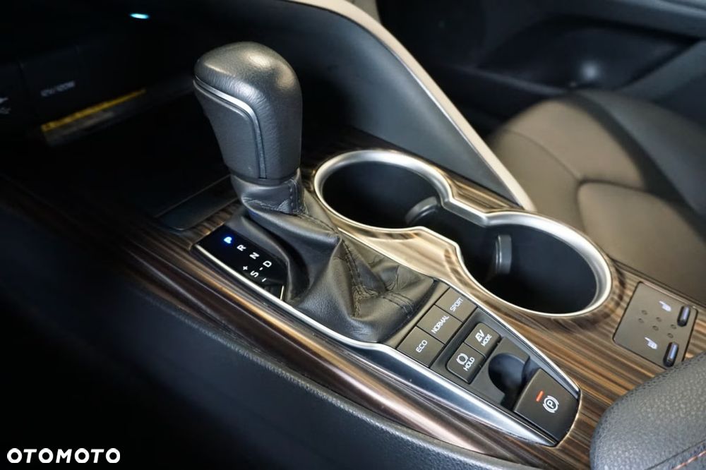 Toyota Camry Executive - 16