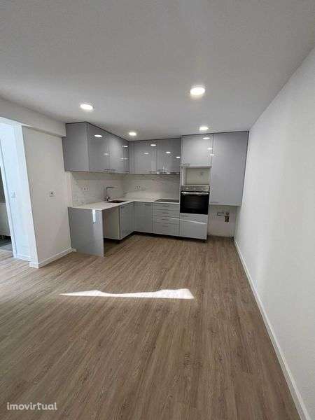 T2 térreo com pátio e parqueamento privado, Pinheiro de Loures, Loures - Grande imagem: 2/11