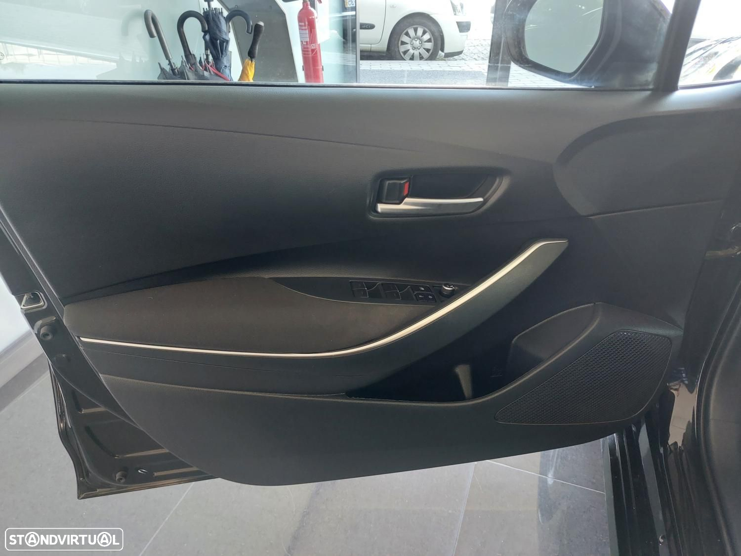 Toyota Corolla 1.8 Hybrid Exclusive - 23
