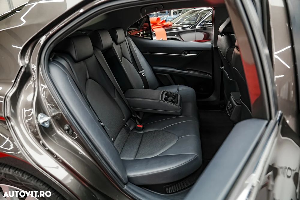 Toyota Camry Luxury - 10
