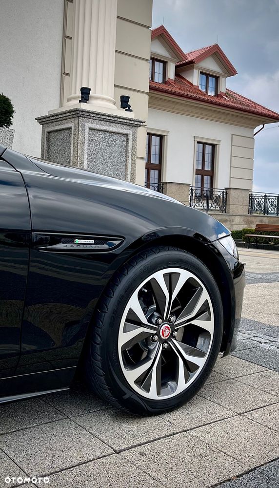 Jaguar XE 2.0 D R-Sport - 22