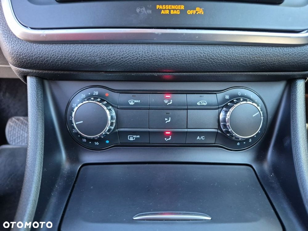 Mercedes-Benz GLA 180 7G-DCT - 13