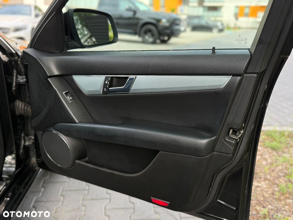 Mercedes-Benz Klasa C 220 CDI DPF Avantgarde - 26