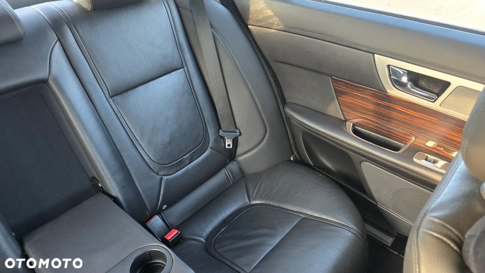 Jaguar XF 2.2 D Premium Luxury - 31