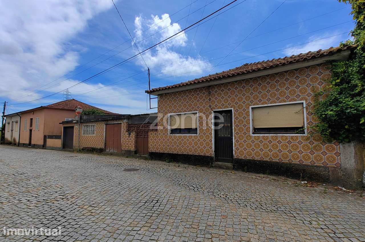 Moradia T3 (4 frentes) p/ restaurar c/ 1.043m² no Castêlo da Maia - Grande imagem: 2/20