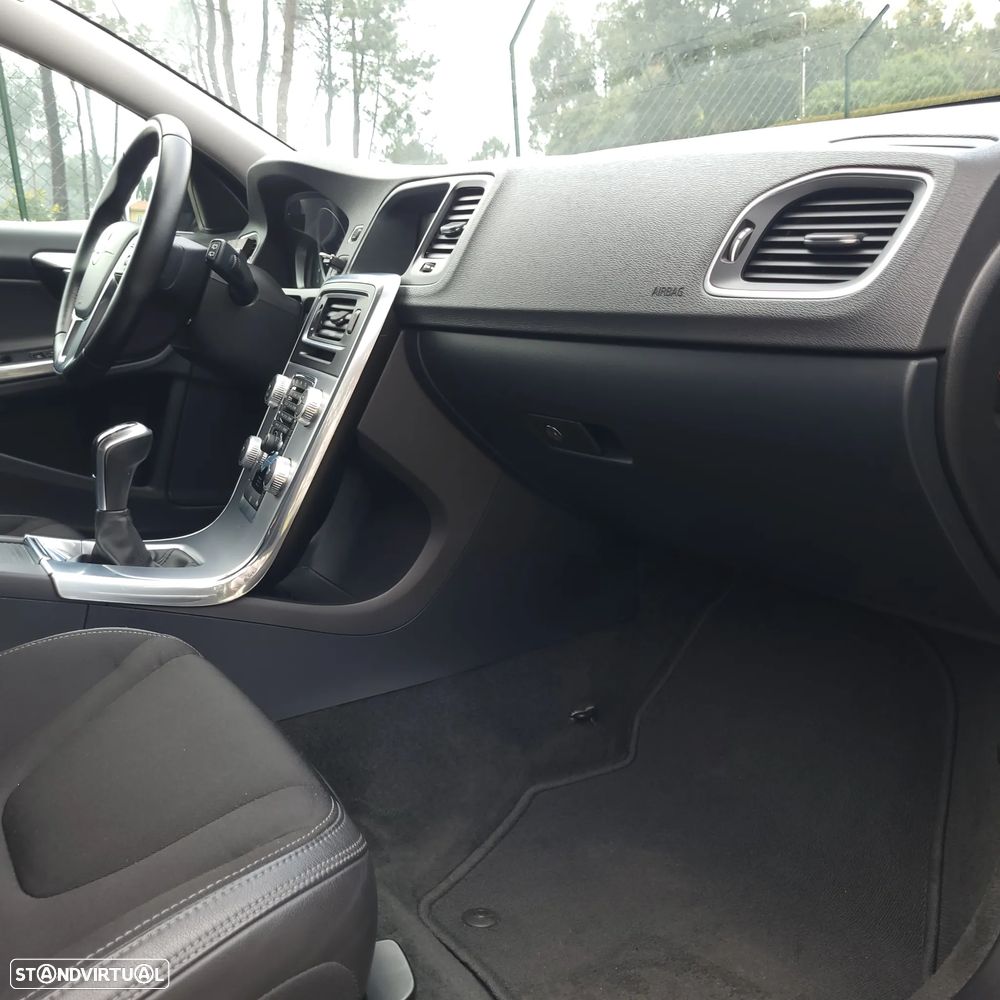 Volvo V60 2.0 D3 Momentum - 21
