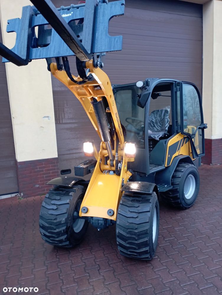 Schäffer 2430 z kabiną - 10