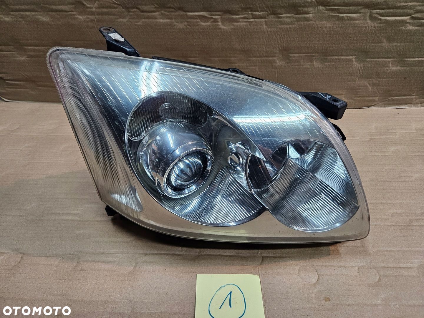 TOYOTA AVENSIS T25 03-06 LAMPA PRZÓD PRAWY - 1