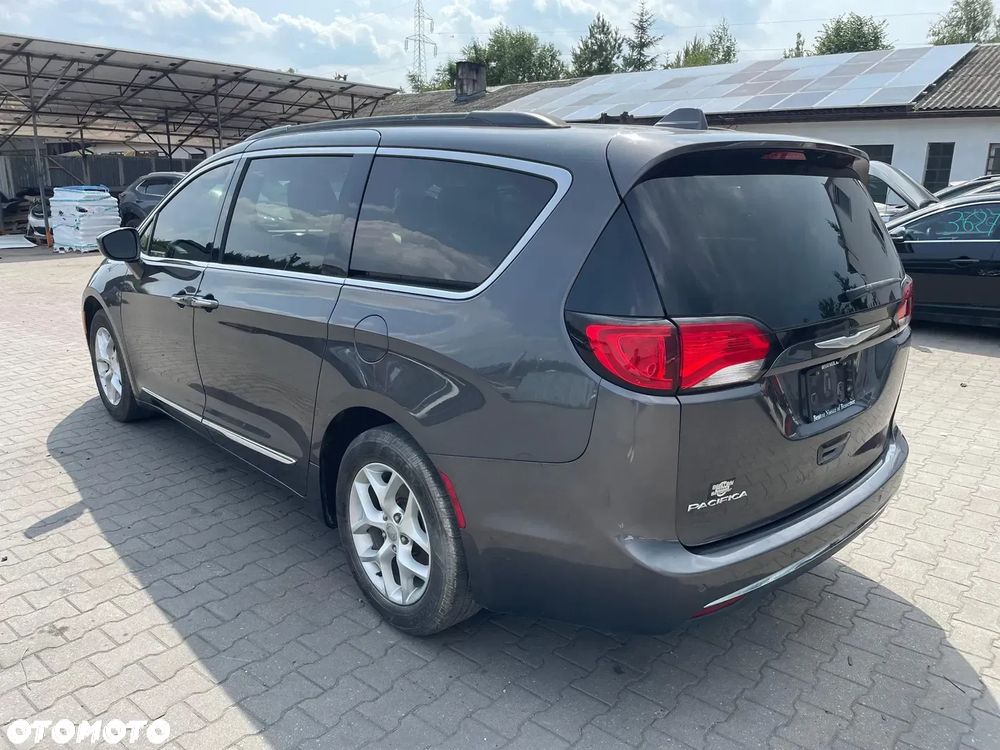 Chrysler Pacifica - 9