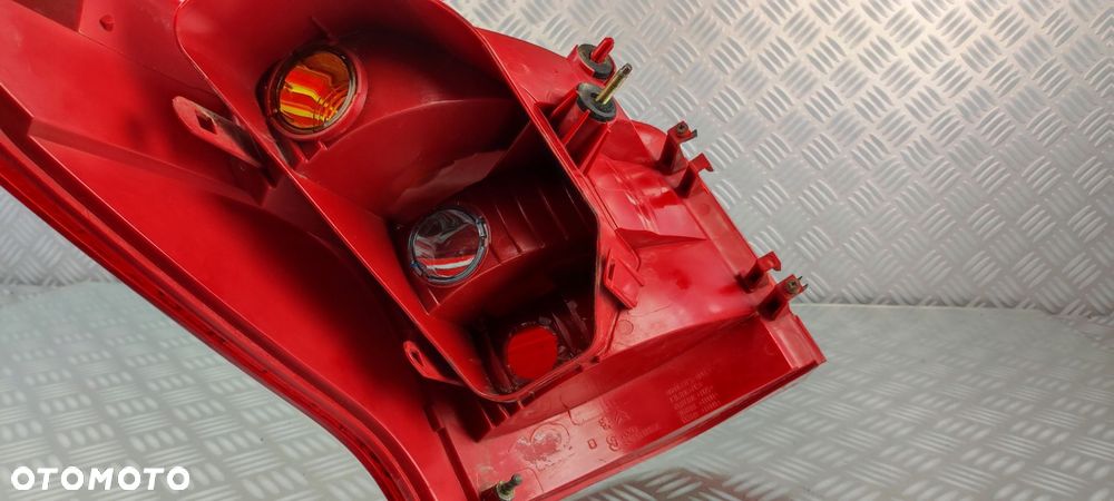lampa prawy prawa tył tylna w błotnik PEUGEOT 407 KOMBI SW 2004-2008 EUROPA - 12
