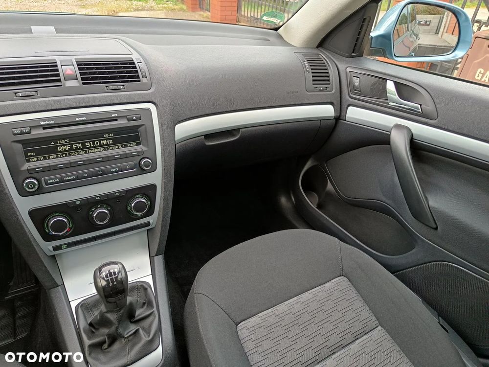 Skoda Octavia 1.6 Combi Ambiente - 30