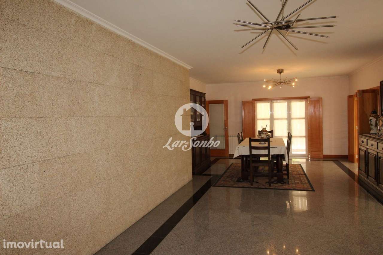 Moradia V4 com áreas amplas e acabamentos de qualidade em Fafe - Grande imagem: 5/14