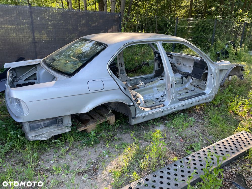 Karoseria buda kasta Bmw e38 ładna bez korozji z ciepłego kraju