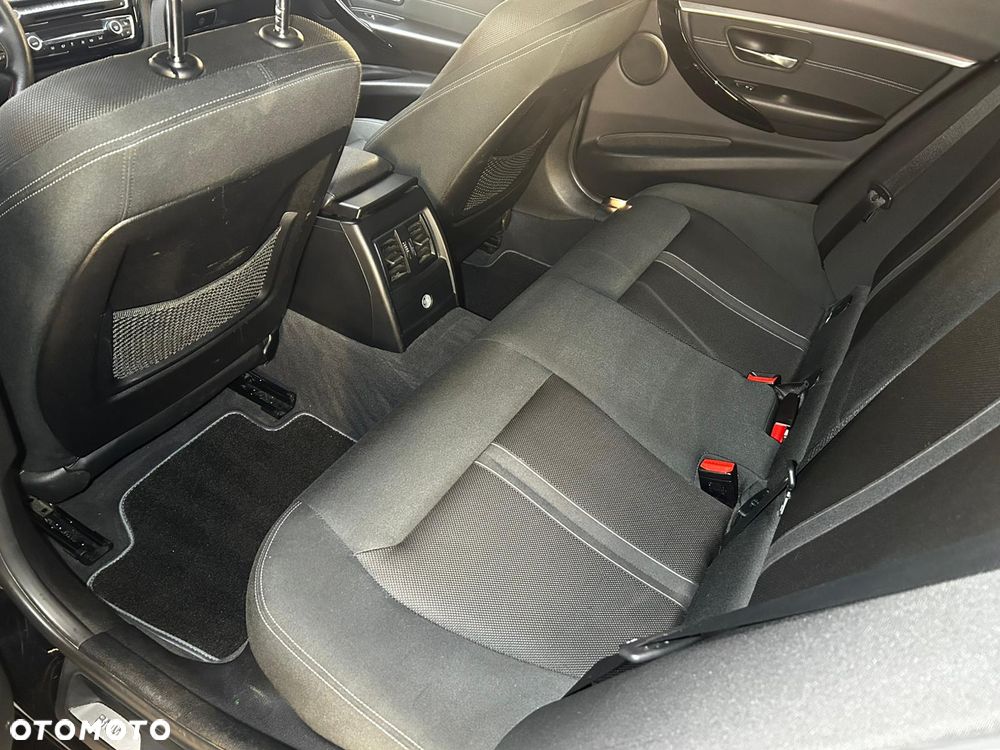 BMW Seria 3 318d xDrive M Sport - 13