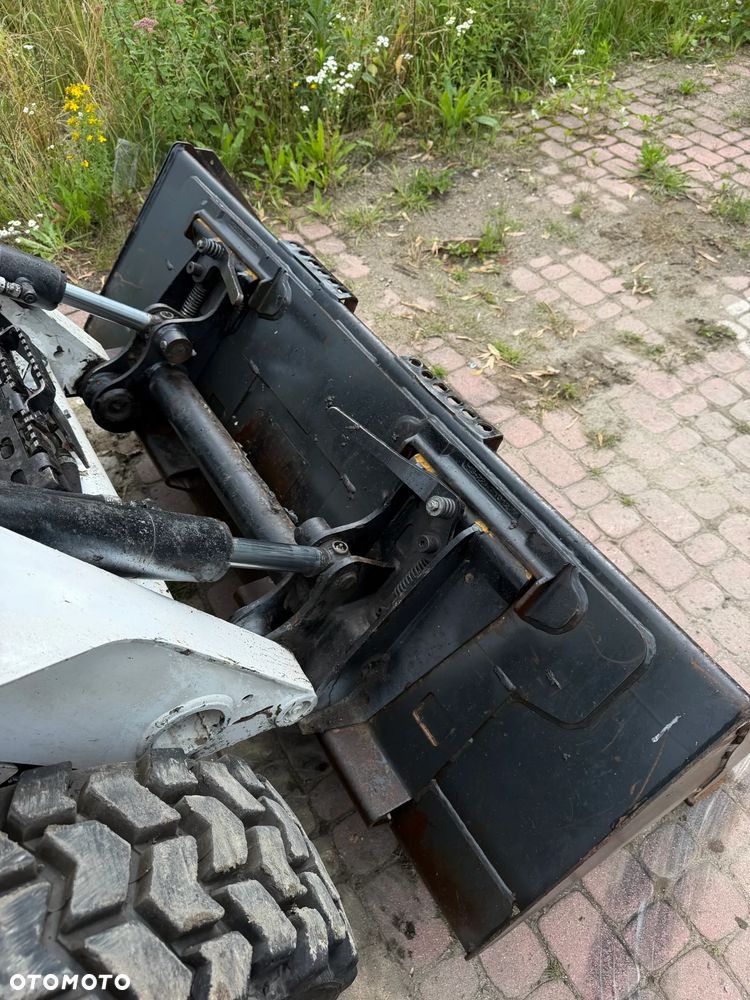 Bobcat S530. Ładowarka 4x4 wózek terenowy. Łyżka. Pełne sterowanie z dżojstika jazda i praca. Aktualne serwisy DEKRA 2026r. Silnik Kubota 4cyl 55km. Maszyna Jak Nowa z Salonu! Pochodzi z Norweskiego Gospodarstwa! 2020 rok 1724 mtg! Zero luzów i wycieków. Bardzo mocna i wydajna maszyna o małych gabarytach! Idealna do stajni oraz Budownictwa. OKAZJA TANIO 3 wyjścia Hydrauliczne pod urządzenia!! Wszystkie opony jak nowe .Kabina ogrzewana pełne szkło + drzwi. Po serwisach. Potężna moc. OKAZJA - 34