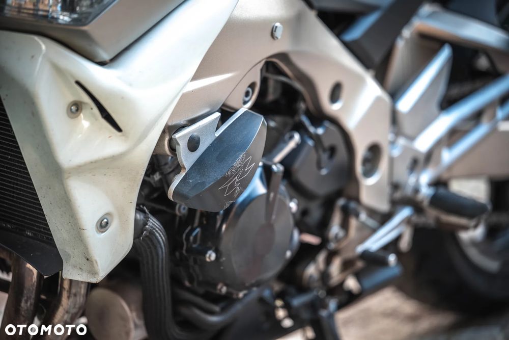 Suzuki GSR - 12