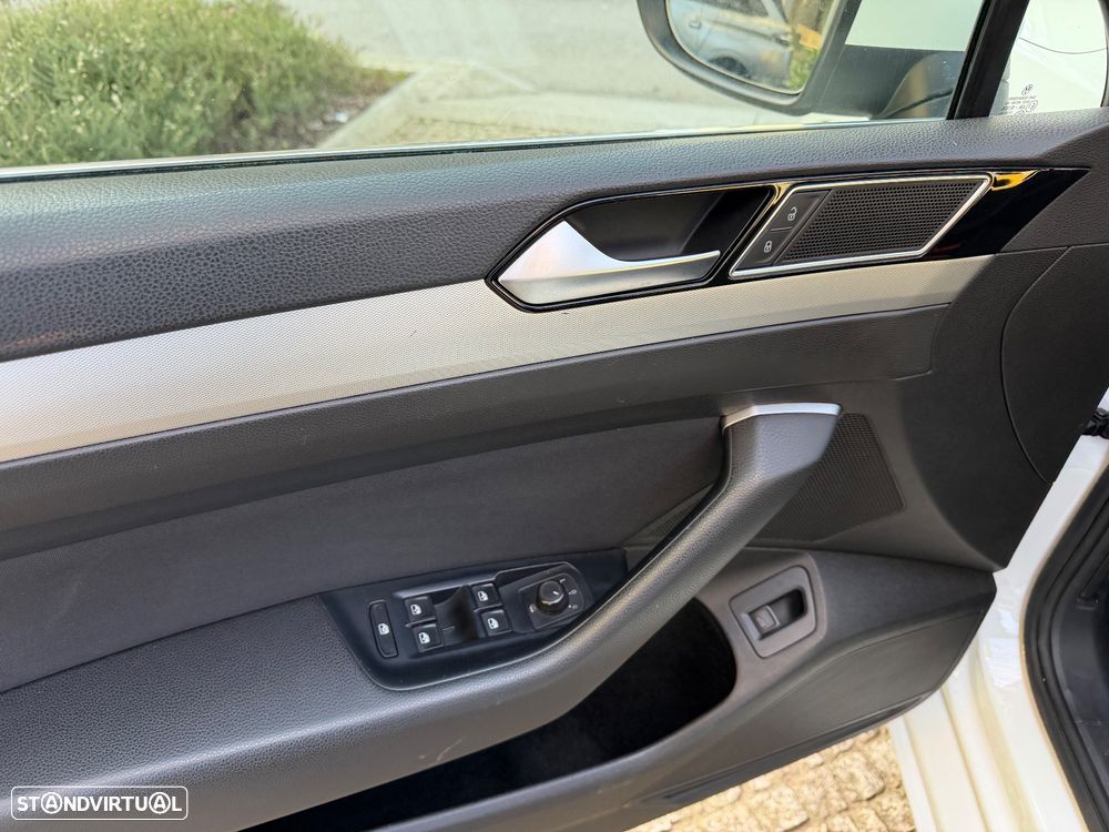 VW Passat Variant 2.0 TDi Confortline - 17