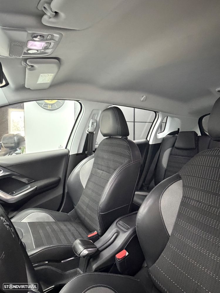 Peugeot 2008 1.2 PureTech Allure - 21