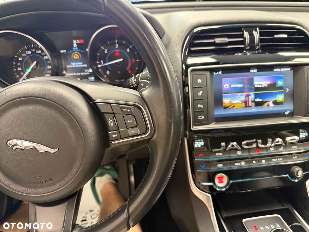 Jaguar XE - 15