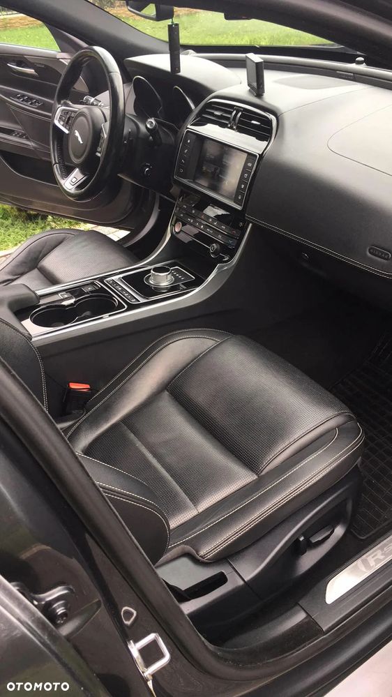 Jaguar XE 2.0 D R-Sport - 25