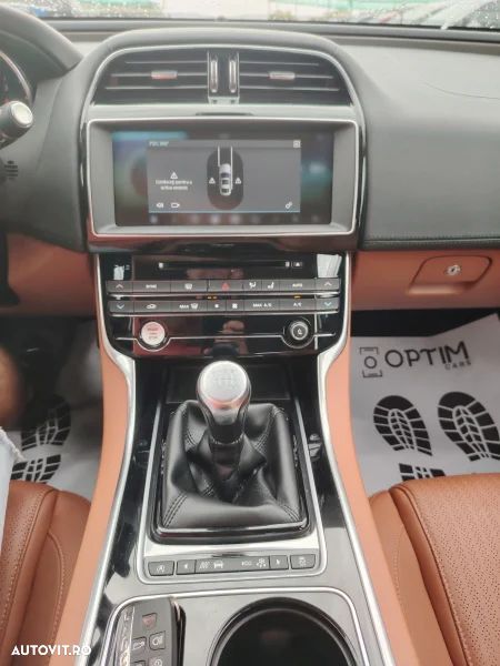 Jaguar XE 2.0 Prestige - 39