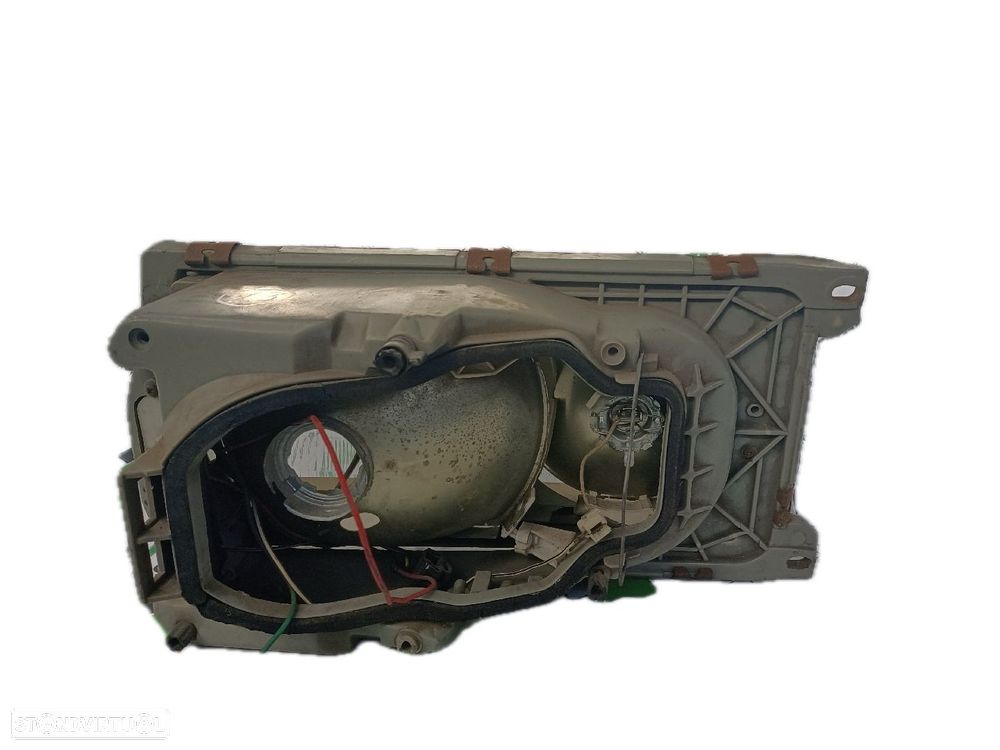 Farol Esq Mercedes-Benz Três Volumes (W123) - 2
