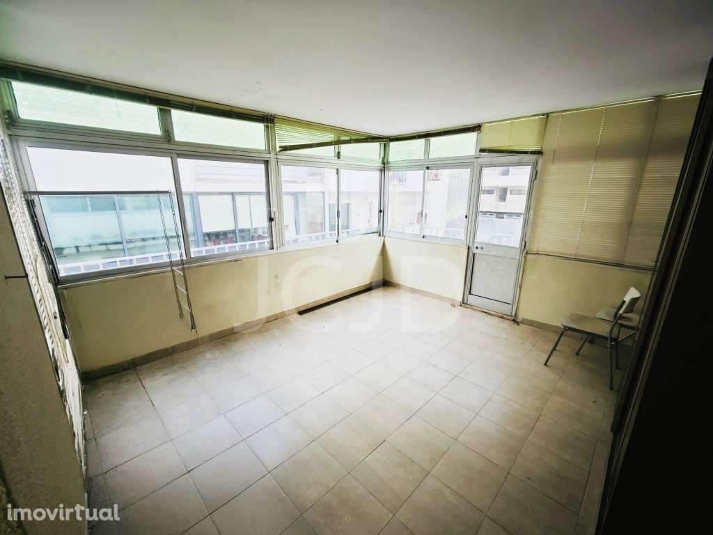 Apartamento T3 para Remodelação com Varanda e Vista Lateral para o ... - Grande imagem: 4/25