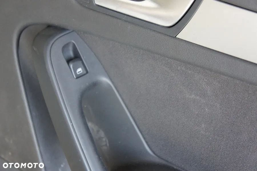 NR 34 Boczki drzwi do AUDI A4 B8 wstawki materiałowe - 5