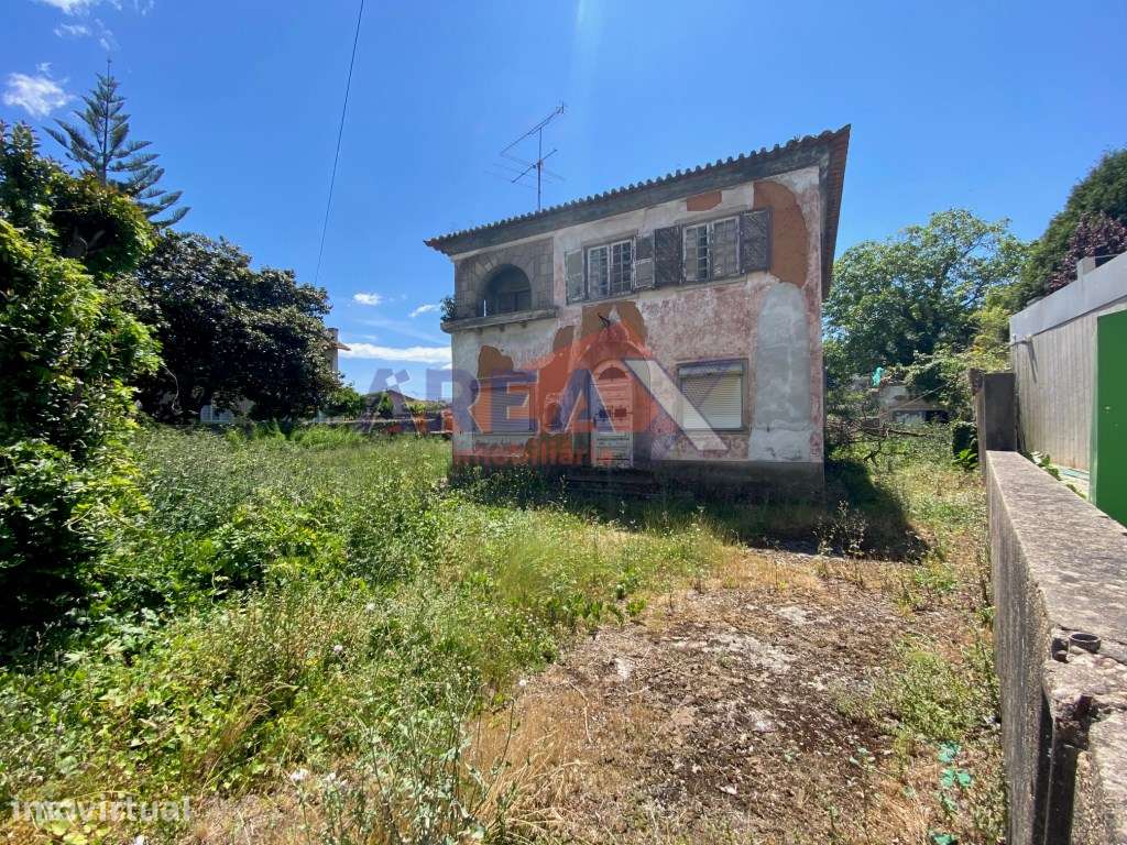 Moradia no centro da cidade para recuperar. Implantação 103m2 e ter... - Grande imagem: 2/4