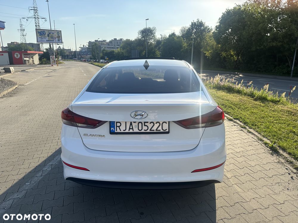 Hyundai Elantra - 8