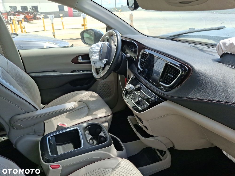 Chrysler Pacifica - 12