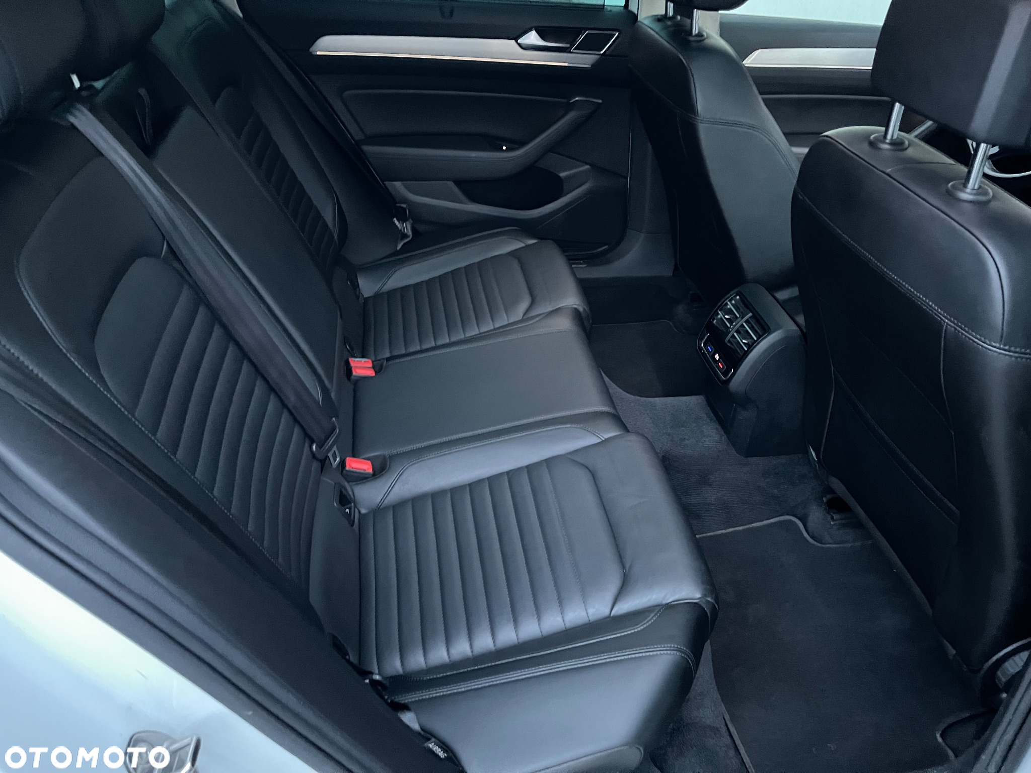Volkswagen Passat Variant 2.0 TDI SCR DSG Highline - 27