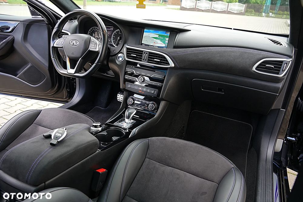 Infiniti Q30 2.0t DCT AWD Sport City Black - 26