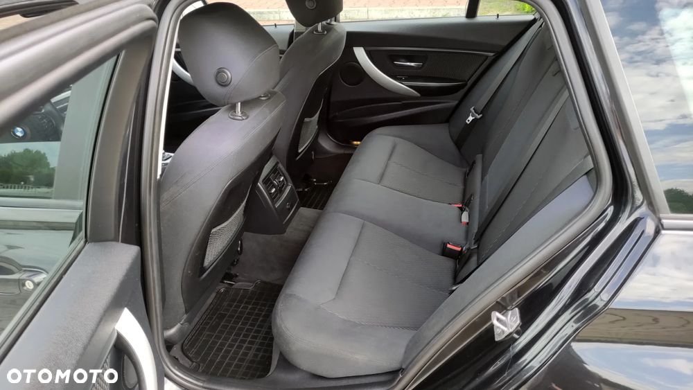 BMW Seria 3 320d DPF Edition Sport - 26