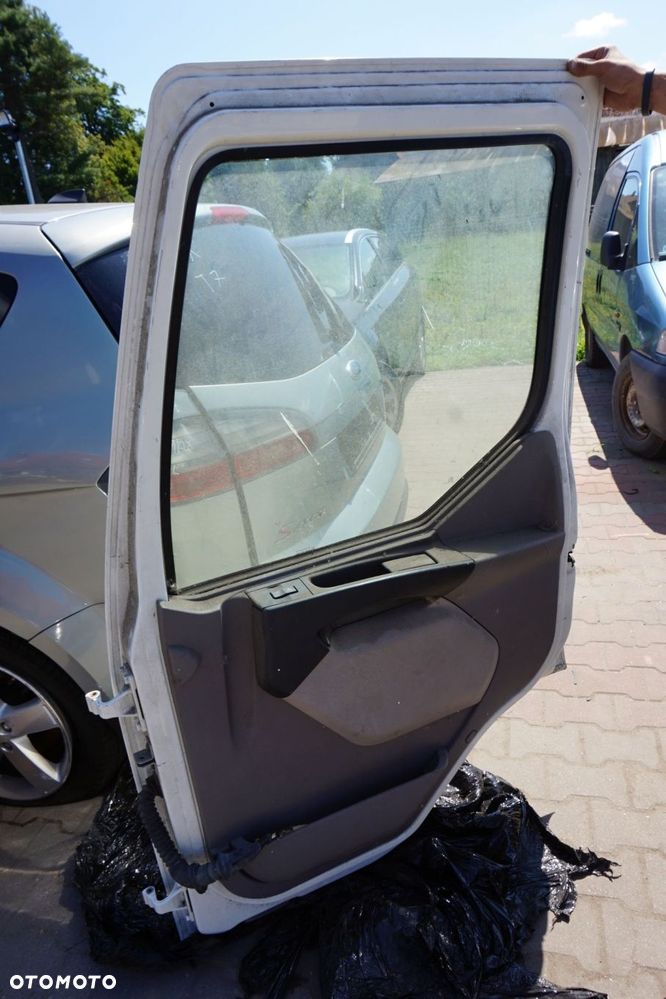 DRZWI PRZEDNIE PRAWE  KOMPLETNE EURO 6 BIAŁY DAF LF - 17