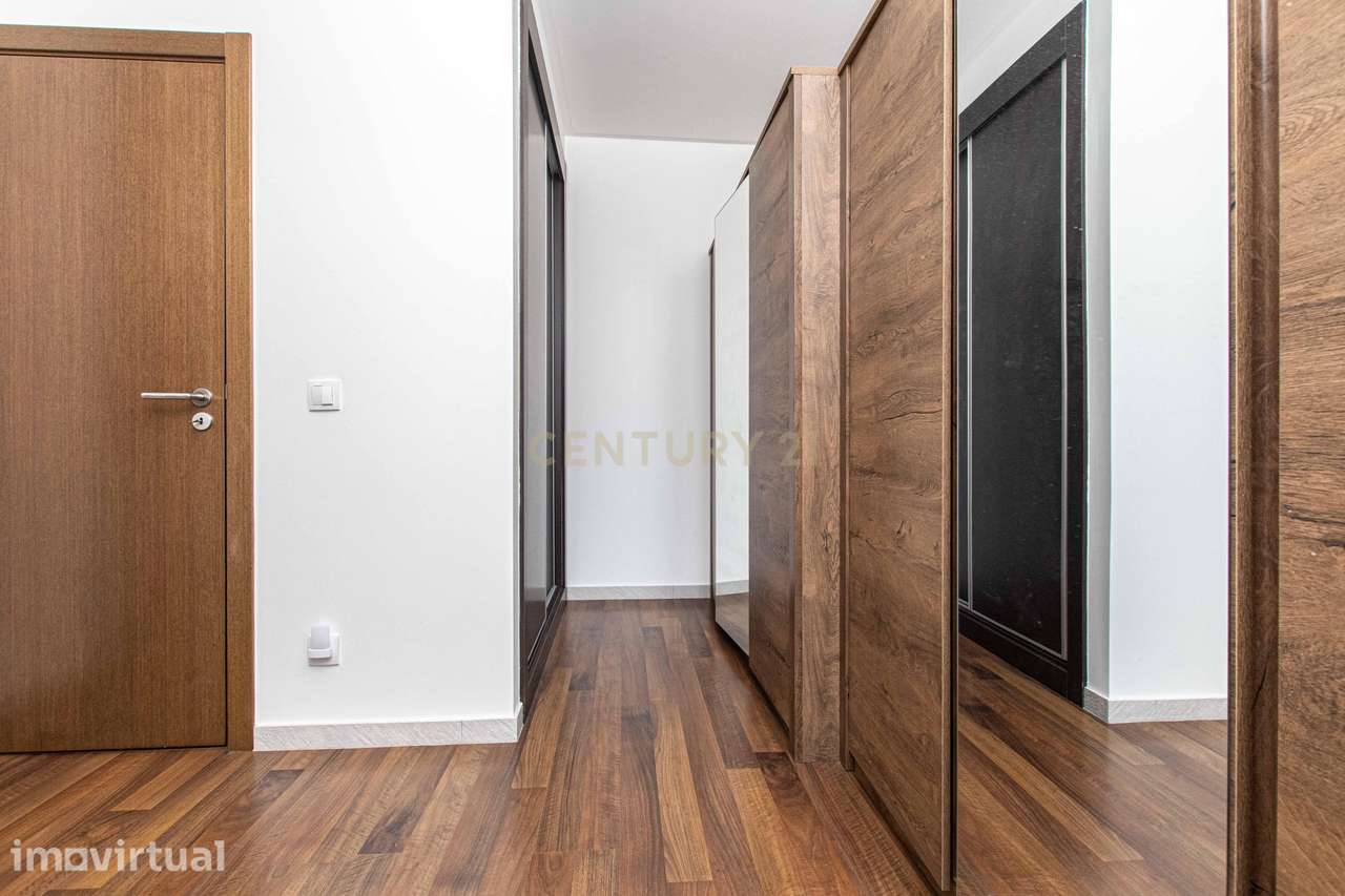 T4 Duplex Premium com Terraço / Arrecadação / 5 Lugares de Estacioname - Grande imagem: 5/55