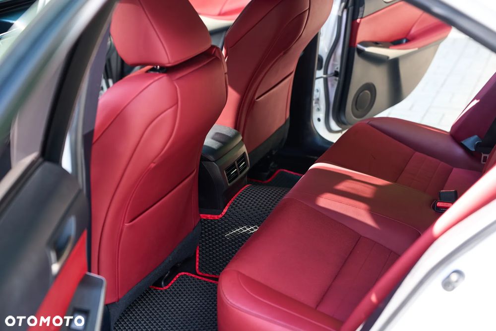 Lexus IS 300h F Sport - 24
