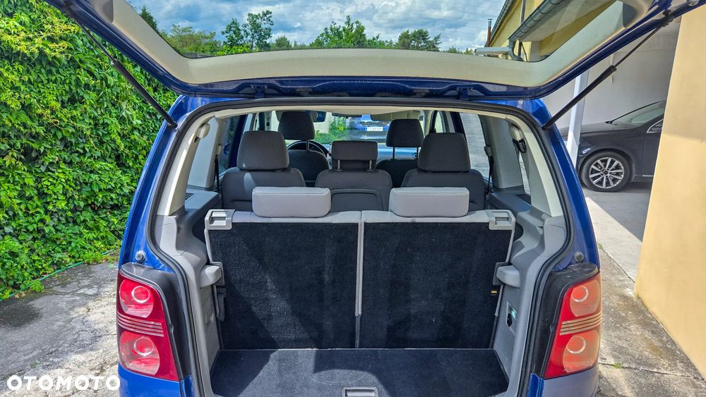 Volkswagen Touran 2.0 TDI DPF Highline - 9
