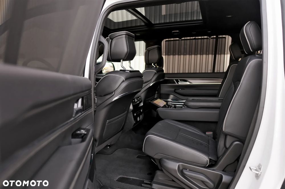 Jeep Grand Wagoneer - 31