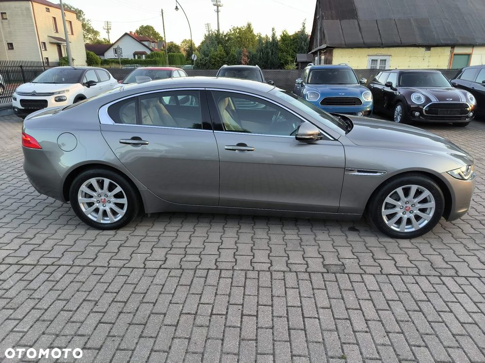 Jaguar XE 2.0 T Prestige - 26