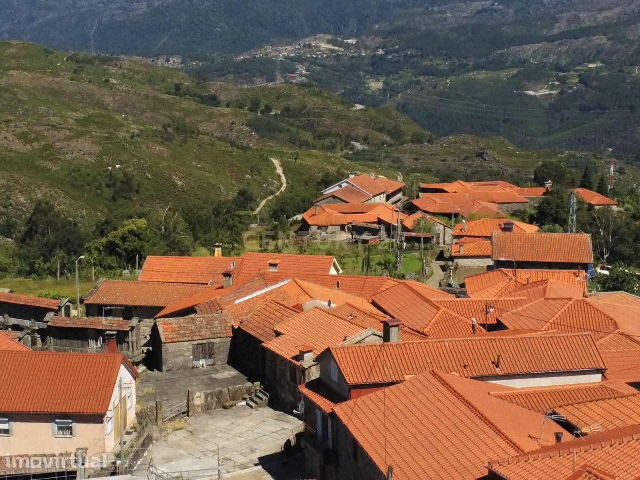 Duas Casas em pedra na zona Gerês em fase final de acabamentos - Grande imagem: 2/32