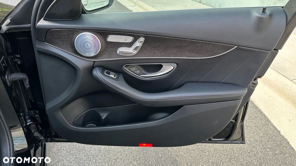 Mercedes-Benz Klasa C 300 9G-TRONIC AMG Line - 24