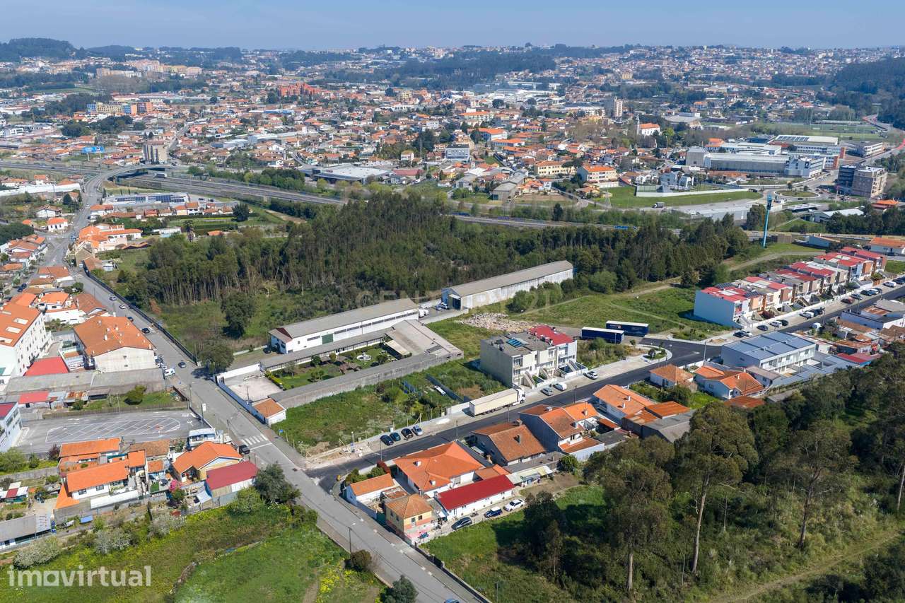 Terreno urbano | Construção habitação geminada em banda - Grande imagem: 2/11