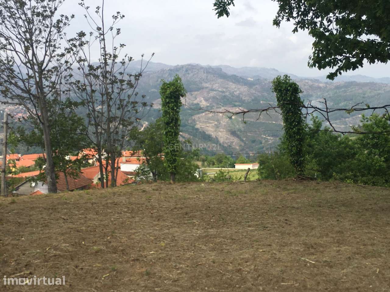 Terreno na zona Gerês , com projeto aprovado com vista rio e serra - Grande imagem: 2/33