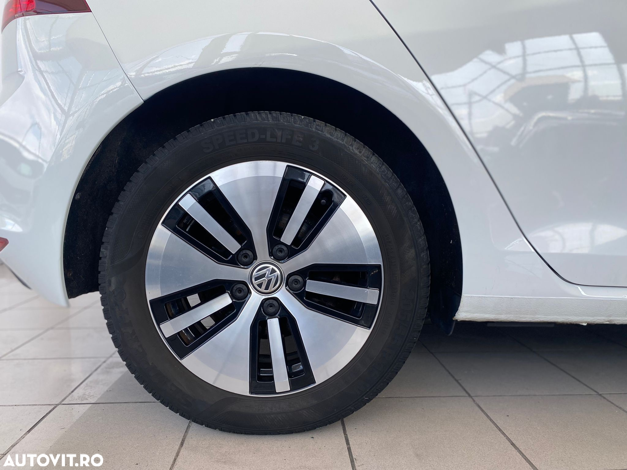 Volkswagen e-Golf - 36
