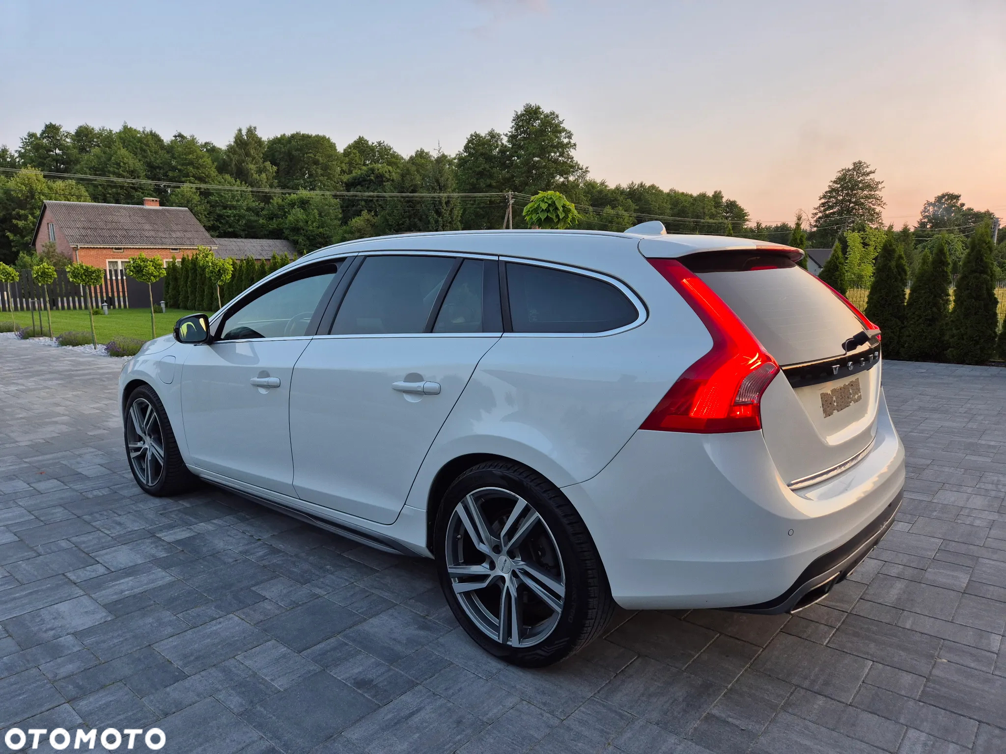 Volvo V60 D6 Plug-In-Hybrid AWD Geartronic Summum - 4