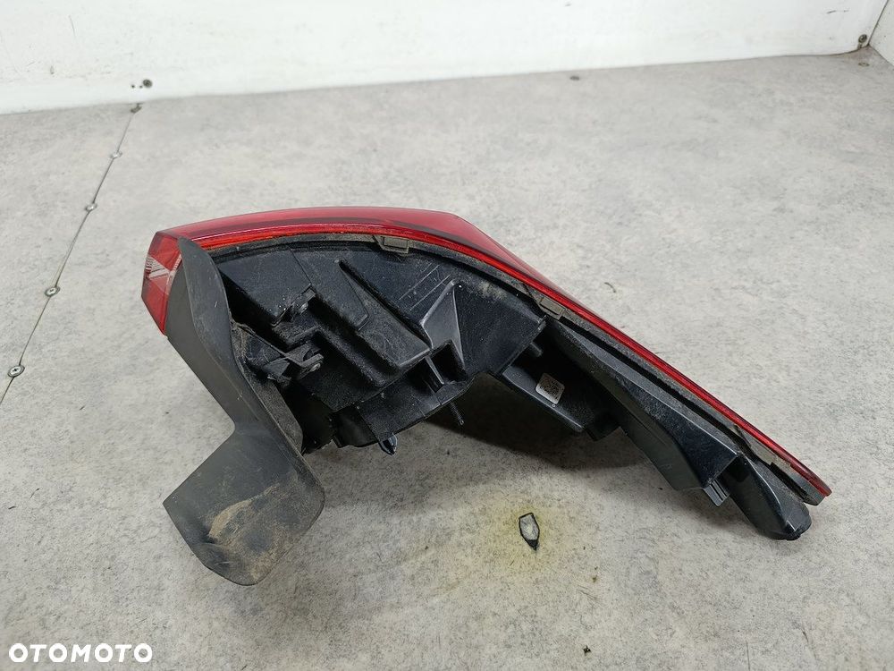 LAMPA TYLNA LEWA OPEL GRANDLAND X YP00098380 81660101  GM - 6