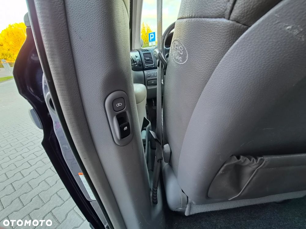 Kia Carnival - 12