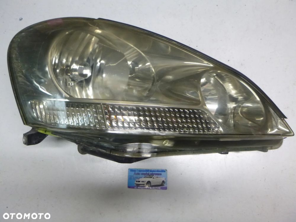 LAMPA PRAWY PRZÓD TOYOTA AVENSIS VERSO 2003r - 1