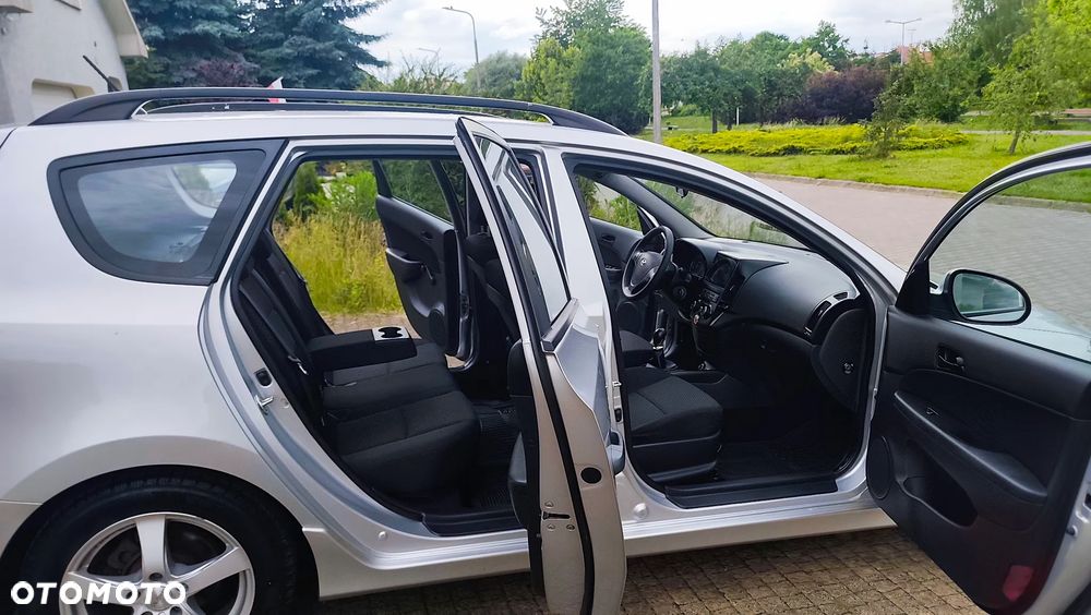 Hyundai i30 blue 1.6 CRDi Premium - 37